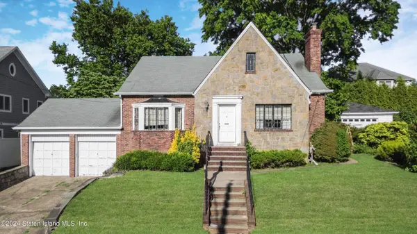 687 Oakland Ave, Staten Island, NY 10310-3136