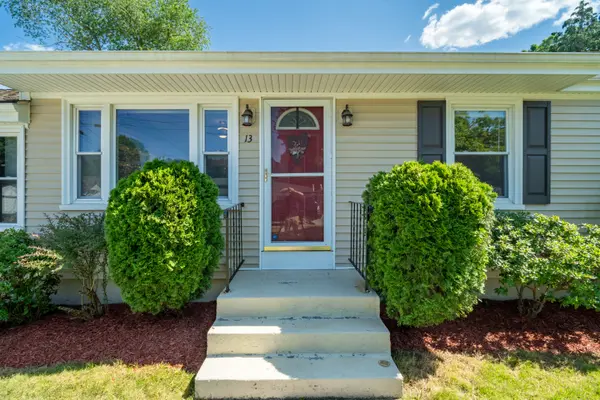 13 Flynn Ter, West Warwick, RI 02893-4512