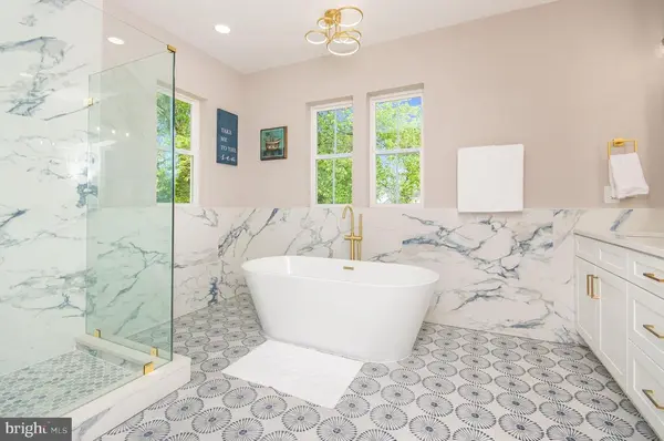 8830 Badger Dr, Alexandria, VA 22309-4039