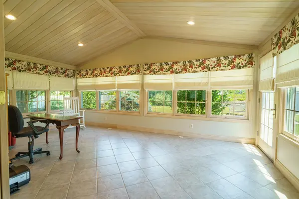 53 Dorothy Ave, Providence, RI 02904-1276