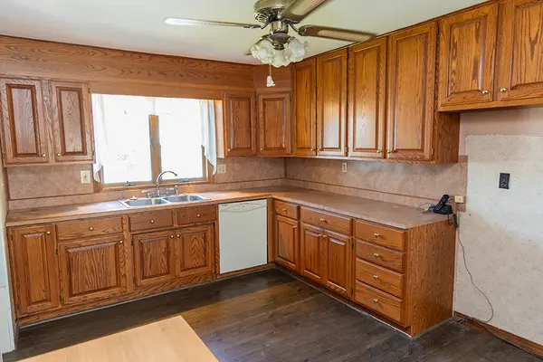 511 W Washington St, Farina, IL 62838-1211