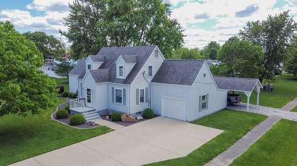 511 W Washington St, Farina, IL 62838-1211