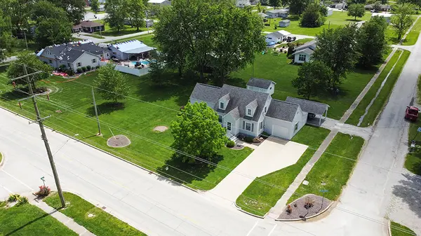 511 W Washington St, Farina, IL 62838-1211