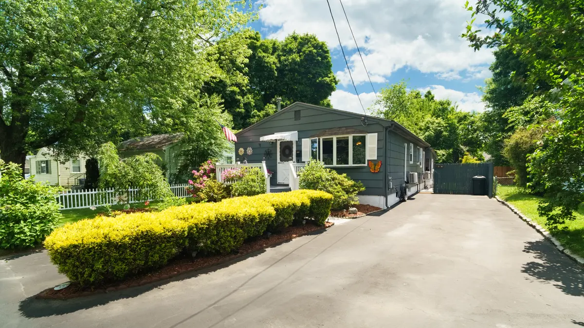 76 Vanderbilt Rd, Warwick, RI 02886-1048