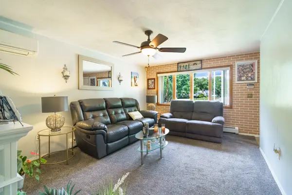 76 Vanderbilt Rd, Warwick, RI 02886-1048