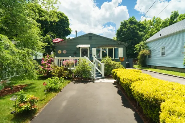 76 Vanderbilt Rd, Warwick, RI 02886-1048