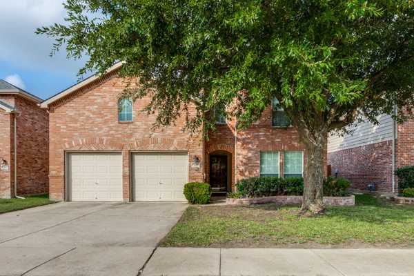 9049 Trail Blazer Dr, Fort Worth, TX 76131-3117