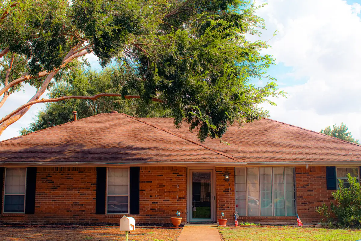 1922 Middle Glen Dr, Carrollton, TX 75007-2419