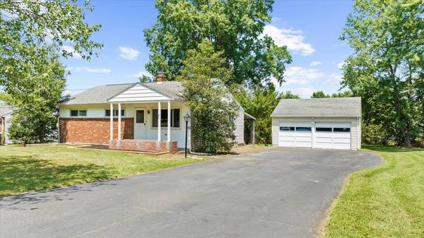 697 Tollgate Rd, Quakertown, PA 18951-5305