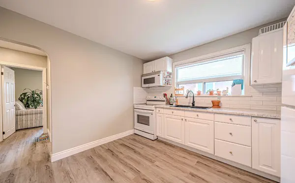 493 Lowell Ave, Oshawa, ON L1J 2X6