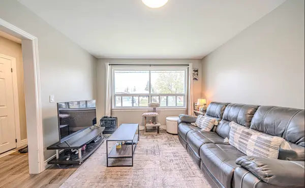 493 Lowell Ave, Oshawa, ON L1J 2X6