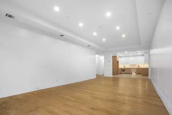 Brooklyn, NY 11206-5854,859 Myrtle Ave #2E + 1100 sq ft deck!