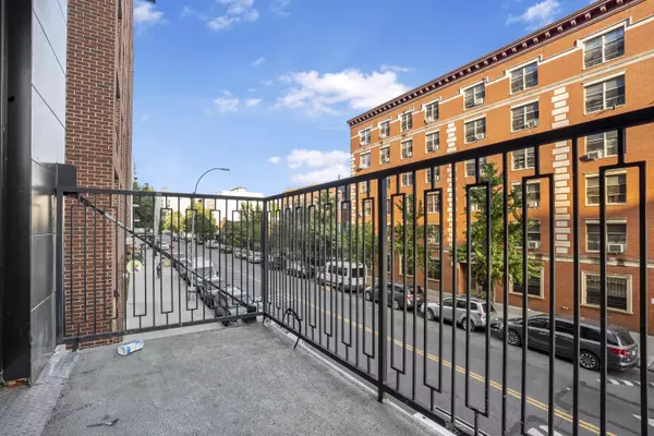 Brooklyn, NY 11206-5854,859 Myrtle Ave #2E + 1100 sq ft deck!