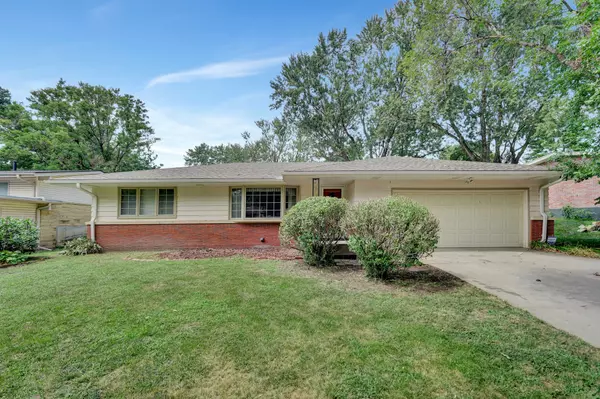 1125 Meadow Dale Dr, Lincoln, NE 68505-2123
