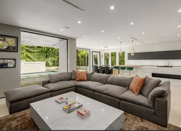 428 N La Jolla Ave, Los Angeles, CA 90048-2233