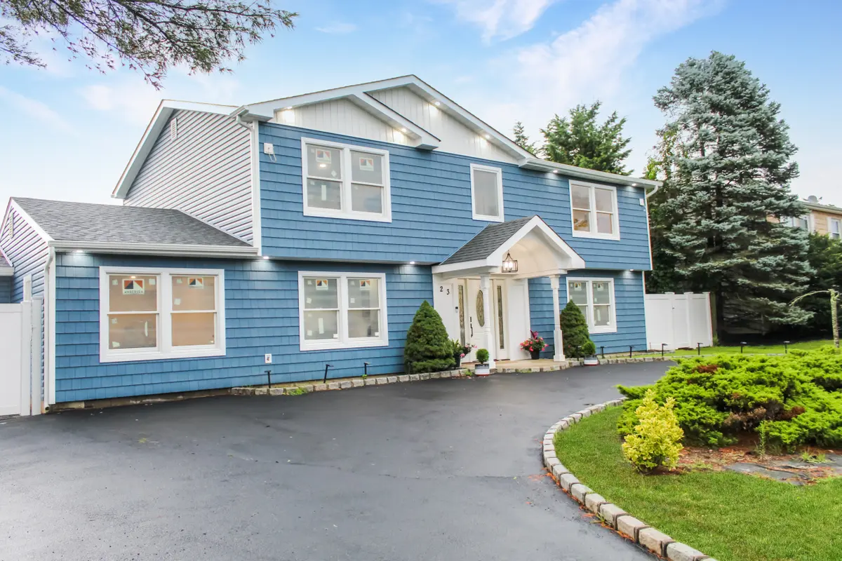 23 Patrician Ln, Medford, NY 11763-4416