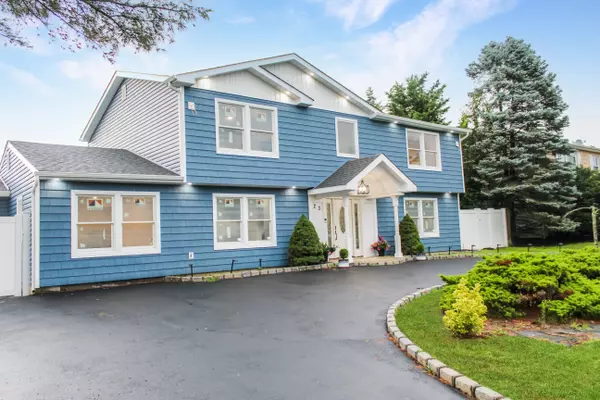 23 Patrician Ln, Medford, NY 11763-4416
