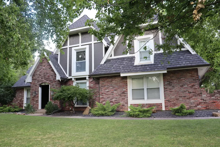 3617 NW Blue Jacket Dr, Lee's Summit, MO 64064-3015