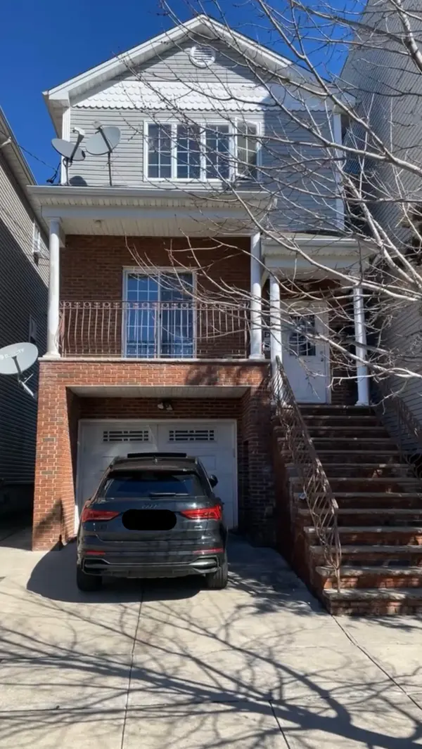 139 W 26th St #2, Bayonne, NJ 07002-1720