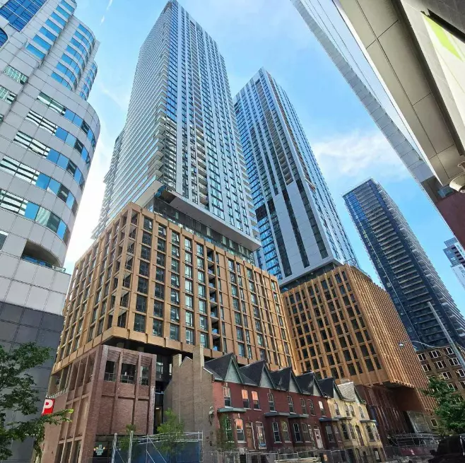 Toronto, ON M5V 0W6,8 Widmer St #2705