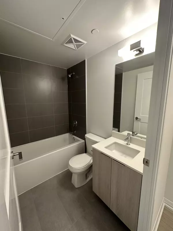 Toronto, ON M5V 0W6,8 Widmer St #2705