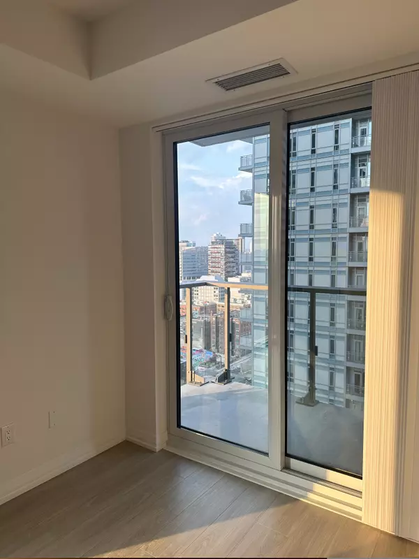 Toronto, ON M5V 0W6,8 Widmer St #2705