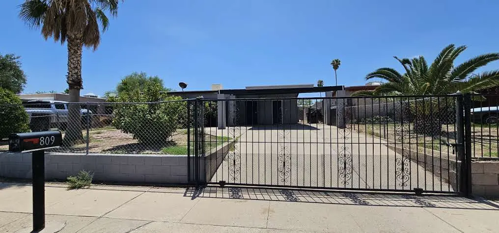 809 W Holladay Dr, Tucson, AZ 85706-3111