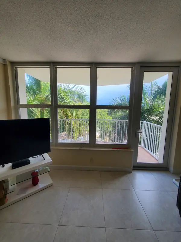 3181 S Ocean Dr #405, Hallandale Beach, FL 33009-6582