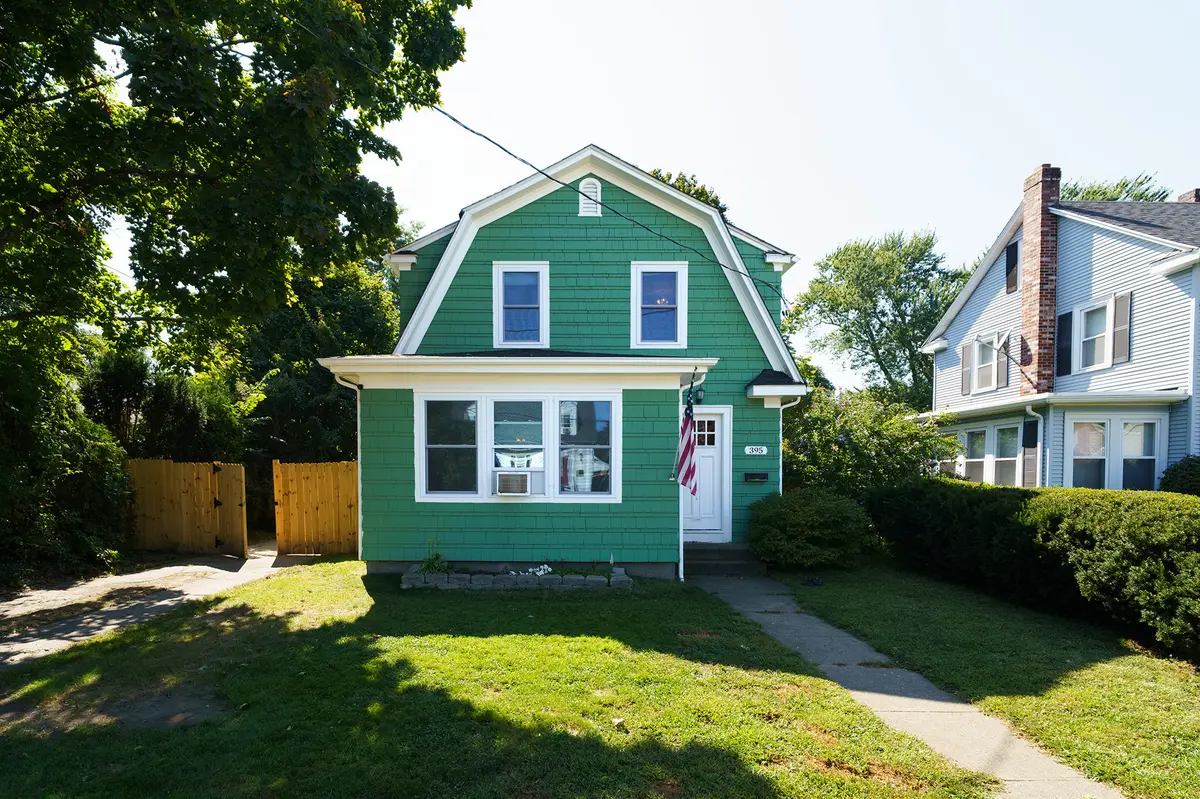 395 Norwood Ave, Warwick, RI 02888-2363