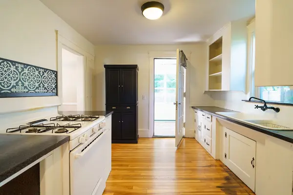 395 Norwood Ave, Warwick, RI 02888-2363