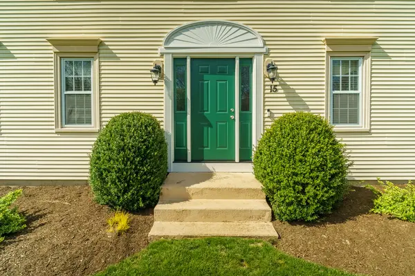 15 Winterberry Dr, Coventry, RI 02816-6502