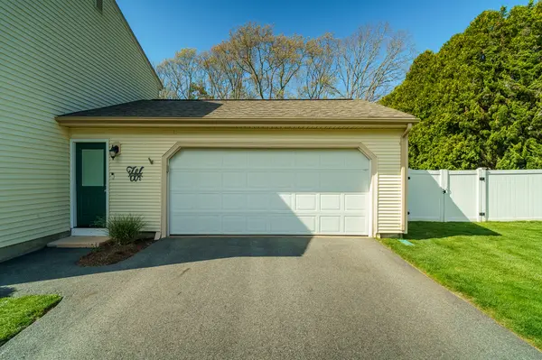 15 Winterberry Dr, Coventry, RI 02816-6502