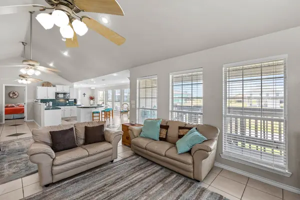 970 Gulfview Dr, Port Bolivar, TX 77650