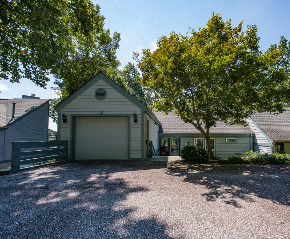 102 Sunny View Ln, Flat Rock, NC 28731-8562