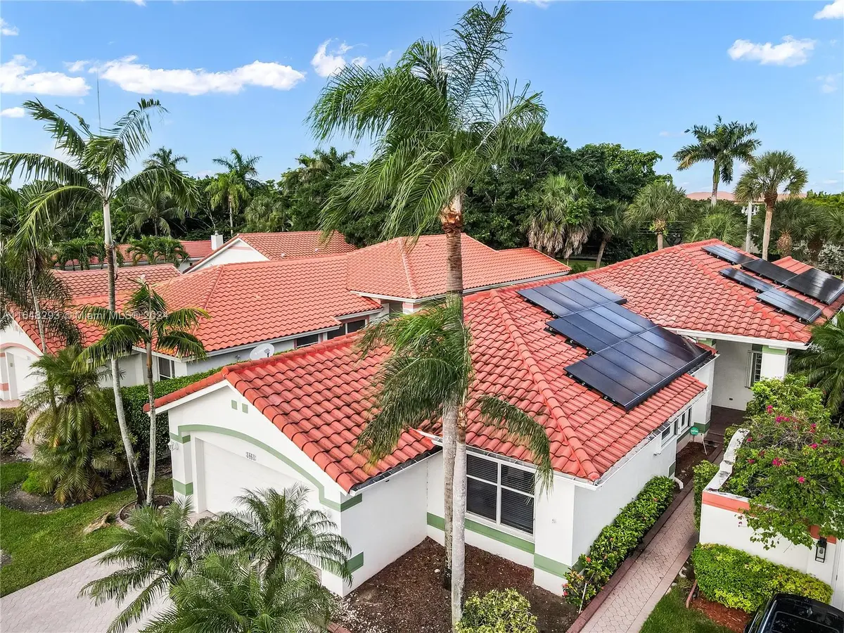 1061 Bel Aire Dr E, Pembroke Pines, FL 33027-2223
