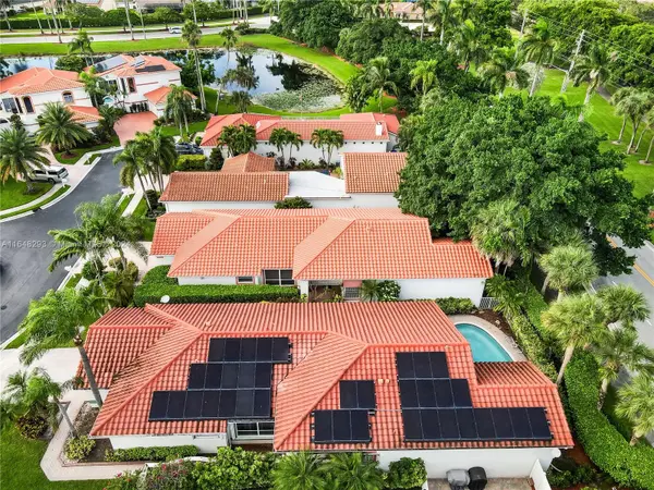 1061 Bel Aire Dr E, Pembroke Pines, FL 33027-2223