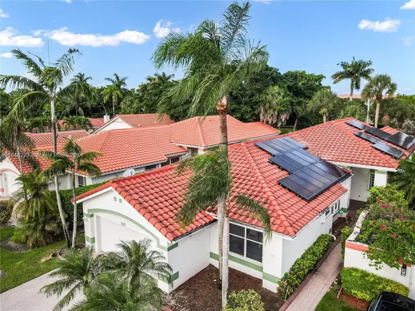 1061 Bel Aire Dr E, Pembroke Pines, FL 33027-2223
