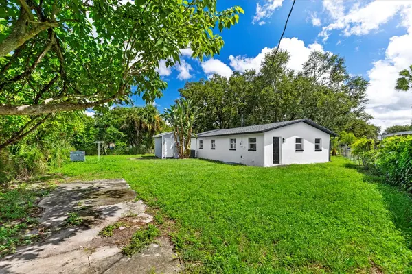 2570 Charleston Park Dr, Alva, FL 33920-4115
