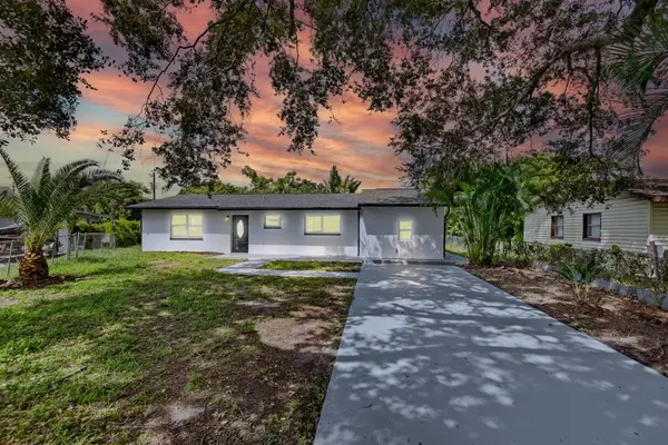 2570 Charleston Park Dr, Alva, FL 33920-4115