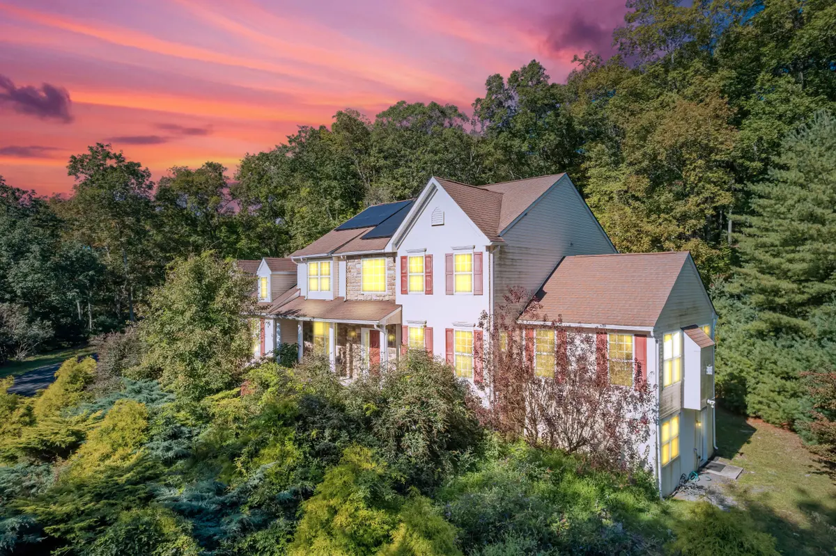 142 Daffodil Dr, East Stroudsburg, PA 18301-9355