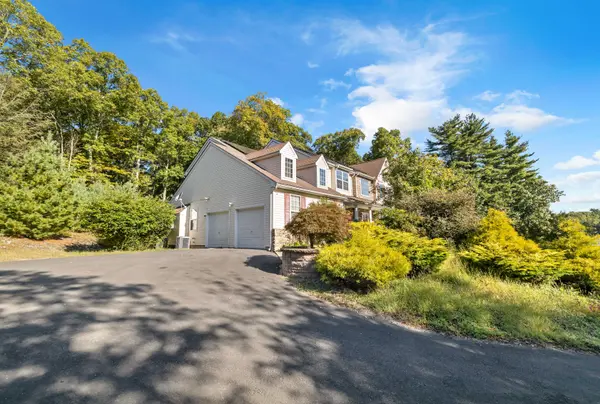 142 Daffodil Dr, East Stroudsburg, PA 18301-9355