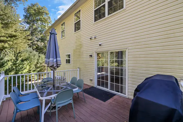 142 Daffodil Dr, East Stroudsburg, PA 18301-9355