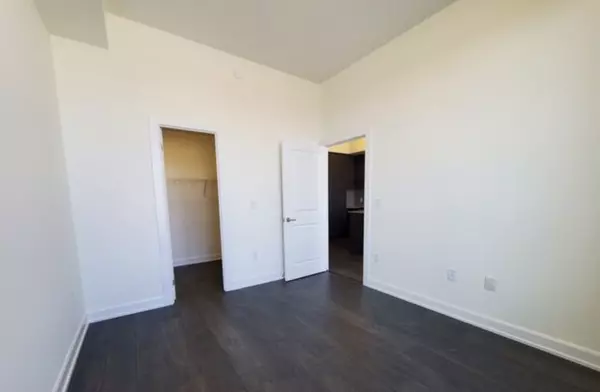 Oakville, ON L6H 7W6,3200 William Coltson Ave #211