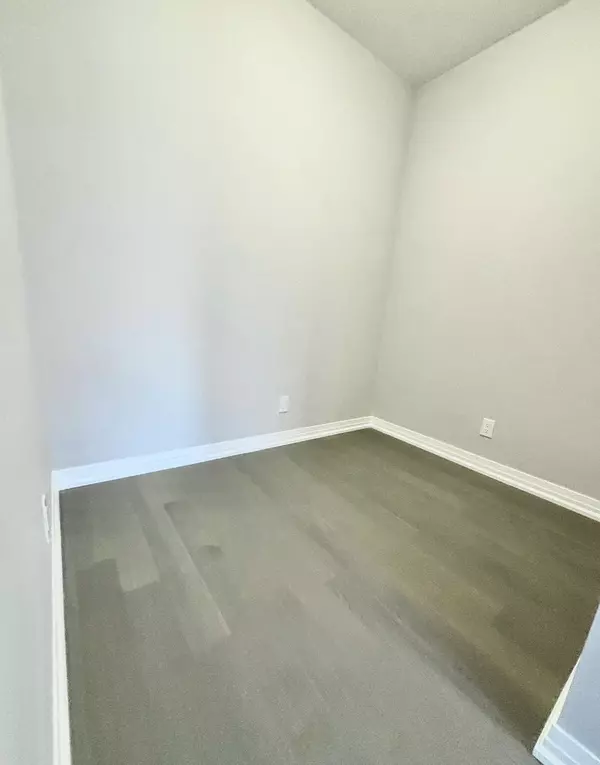 Oakville, ON L6M 5P8,3285 Carding Mill Trl #301