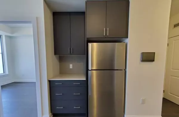 Oakville, ON L6H 7W6,3200 William Coltson Ave #211