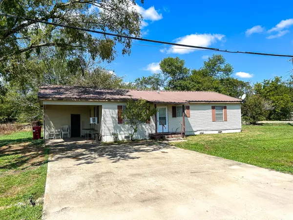 407 S 15th St, Honey Grove, TX 75446-1222