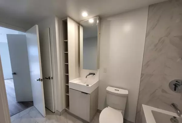 Burlington, ON L7R 2P7,370 Martha St #508