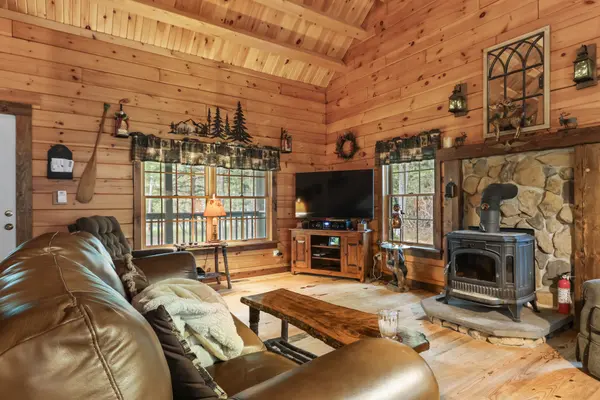 70 Sycamore Cir, Albrightsville, PA 18210-3809
