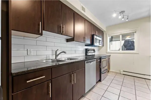 1622 28 Ave SW #7, Calgary, AB T2T 1J4