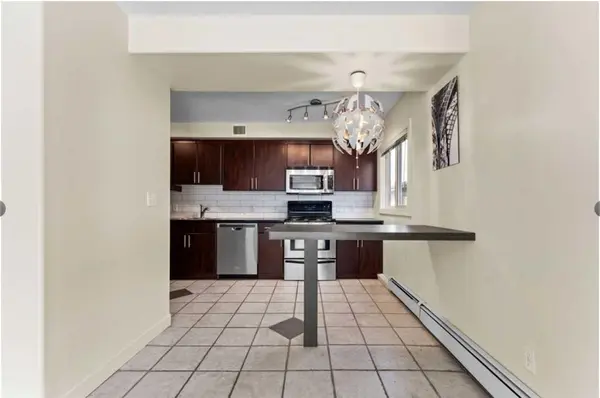 1622 28 Ave SW #7, Calgary, AB T2T 1J4
